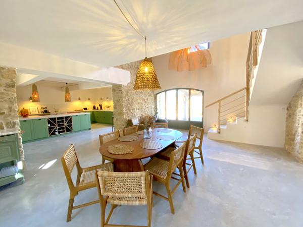 Uzès region, joli village avec commerces, grand Mas, renové avec charme, 200 m2 sur jardin de 2400 m2 avec pis Uzès (30700)