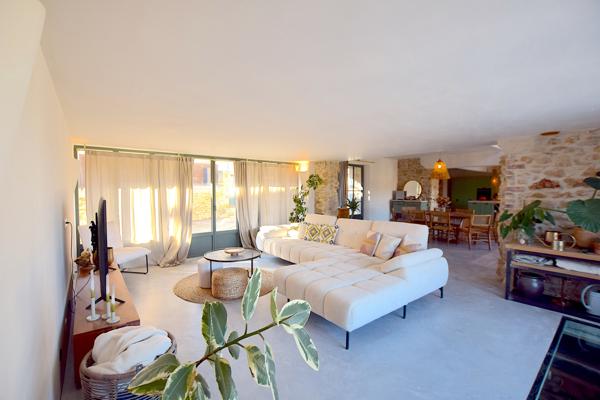 Uzès region, joli village avec commerces, grand Mas, renové avec charme, 200 m2 sur jardin de 2400 m2 avec pis Uzès (30700)