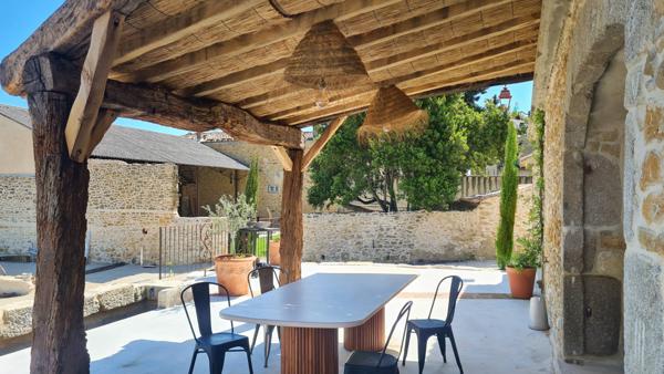 Uzès region, joli village avec commerces, grand Mas, renové avec charme, 200 m2 sur jardin de 2400 m2 avec pis Uzès (30700)