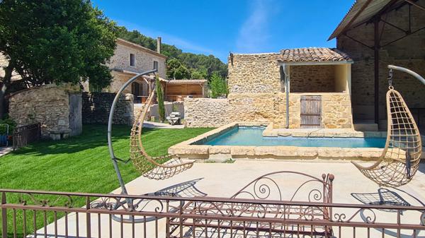 Uzès region, joli village avec commerces, grand Mas, renové avec charme, 200 m2 sur jardin de 2400 m2 avec pis Uzès (30700)