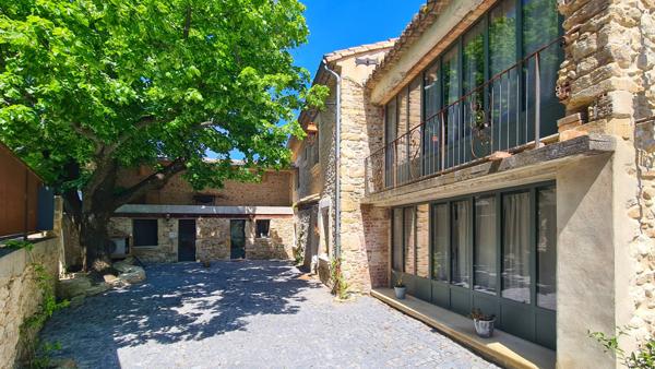 Uzès region, joli village avec commerces, grand Mas, renové avec charme, 200 m2 sur jardin de 2400 m2 avec pis Uzès (30700)
