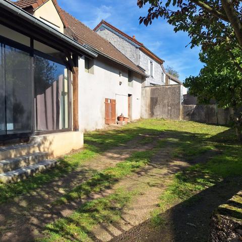 Maison avec dépendances +terrain constructible non attenant