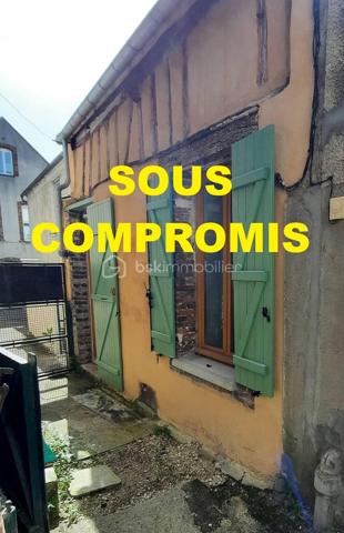 Petite maison de ville de 34 m² refaite à neuf avec pièce de vie, salle d'eau avec WC, chambre avec pièce de rangement à l'étage, cave sous partie. 
Double vitrage, chauffage électrique
Foncier 358 €
Vendue meublée, attends son futur propriétaire
