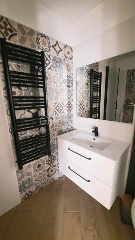 Petite maison de ville de 34 m² refaite à neuf avec pièce de vie, salle d'eau avec WC, chambre avec pièce de rangement à l'étage, cave sous partie. 
Double vitrage, chauffage électrique
Foncier 358 €
Vendue meublée, attends son futur propriétaire