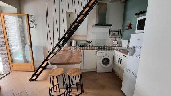 Petite maison de ville de 34 m² refaite à neuf avec pièce de vie, salle d'eau avec WC, chambre avec pièce de rangement à l'étage, cave sous partie. 
Double vitrage, chauffage électrique
Foncier 358 €
Vendue meublée, attends son futur propriétaire