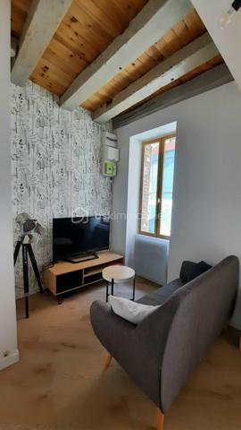 Petite maison de ville de 34 m² refaite à neuf avec pièce de vie, salle d'eau avec WC, chambre avec pièce de rangement à l'étage, cave sous partie. 
Double vitrage, chauffage électrique
Foncier 358 €
Vendue meublée, attends son futur propriétaire