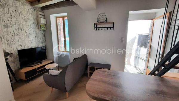 Petite maison de ville de 34 m² refaite à neuf avec pièce de vie, salle d'eau avec WC, chambre avec pièce de rangement à l'étage, cave sous partie. 
Double vitrage, chauffage électrique
Foncier 358 €
Vendue meublée, attends son futur propriétaire