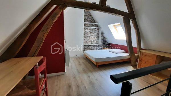 Petite maison de ville de 34 m² refaite à neuf avec pièce de vie, salle d'eau avec WC, chambre avec pièce de rangement à l'étage, cave sous partie. 
Double vitrage, chauffage électrique
Foncier 358 €
Vendue meublée, attends son futur propriétaire