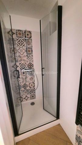 Petite maison de ville de 34 m² refaite à neuf avec pièce de vie, salle d'eau avec WC, chambre avec pièce de rangement à l'étage, cave sous partie. 
Double vitrage, chauffage électrique
Foncier 358 €
Vendue meublée, attends son futur propriétaire
