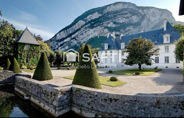 MAISON DE CHARME AU COEUR DU VIEUX SASSENAGE - 155 M2 + GRAND GARAGE ET ATELIER