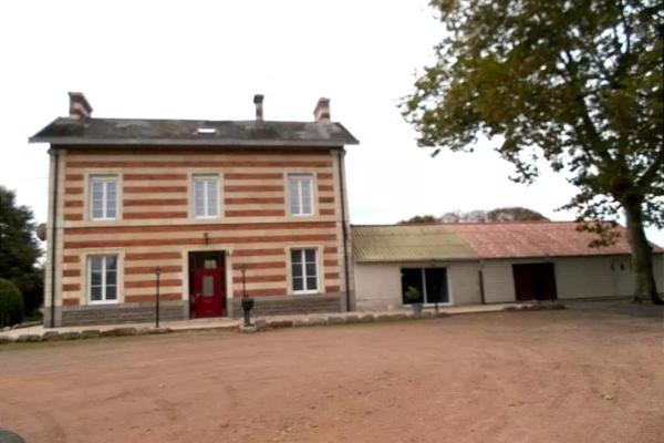 Ancienne gare réhabilitée en habitation comprenant au RDC: pièce de vie avec poêle à bois, cuisine simple, ...
