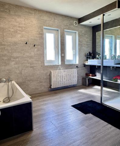 SAINT-YRIEIX-SUR-CHARENTE –Maison familiale de 182M² avec garage de 77 M² et terrrain clos de 1 700 M²