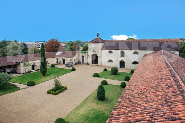 Un cadre idyllique pour une vie de rêve à la campagne, cette propriété de caractère est une véritabl