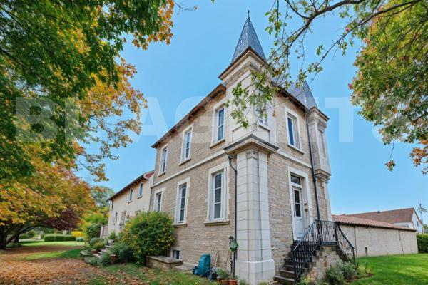 Un cadre idyllique pour une vie de rêve à la campagne, cette propriété de caractère est une véritabl