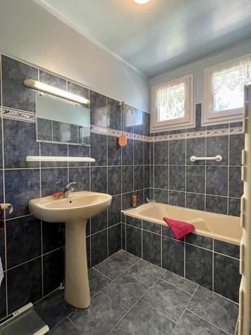 Maison 5 chambres avec beau terrain aux portes de Lons le Saunier