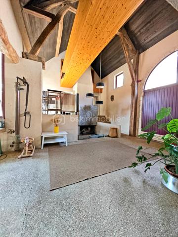 A moins de 15 minutes de Nemours et de Montereau Fault Yonne, sur la commune de Lorrez le bocage.

Sur un terrain de 836m², conçue par un Architect de renommé, cette maison vous offre une esthétique unique et éblouissante.
Chaque détail a été soigneusement pensé pour créer une œuvre d'art vivante.

Au rdc: Une entrée donnant accès au Séjour/salle à manger, une cuisine avec accès direct à la terrasse, un coin cheminée, une suite parentale donnant accès au jardin, un espace bureau, un WC séparé avec lave main, une chaufferie buanderie, une cave.

A l'étage: un espace palier vous accueillent, donnant accès à une passerelle qui vous emmène a une première chambre. A l'autre bout du palier, une chambre avec salle de douche, un bureau, une autre chambre avec salle de douche/WC, un WC séparé.

Au grenier: ex chambre du personnels, il est possible de créer une grande chambre.

Un grand garage avec porte automatique et préau.