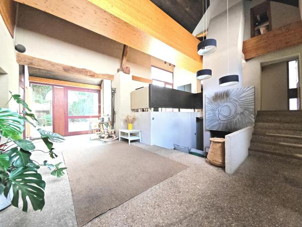 A moins de 15 minutes de Nemours et de Montereau Fault Yonne, sur la commune de Lorrez le bocage.

Sur un terrain de 836m², conçue par un Architect de renommé, cette maison vous offre une esthétique unique et éblouissante.
Chaque détail a été soigneusement pensé pour créer une œuvre d'art vivante.

Au rdc: Une entrée donnant accès au Séjour/salle à manger, une cuisine avec accès direct à la terrasse, un coin cheminée, une suite parentale donnant accès au jardin, un espace bureau, un WC séparé avec lave main, une chaufferie buanderie, une cave.

A l'étage: un espace palier vous accueillent, donnant accès à une passerelle qui vous emmène a une première chambre. A l'autre bout du palier, une chambre avec salle de douche, un bureau, une autre chambre avec salle de douche/WC, un WC séparé.

Au grenier: ex chambre du personnels, il est possible de créer une grande chambre.

Un grand garage avec porte automatique et préau.