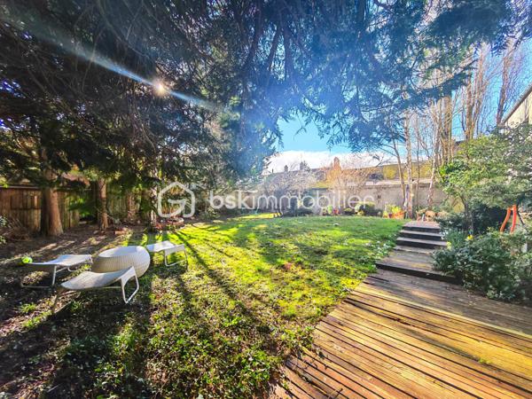 A moins de 15 minutes de Nemours et de Montereau Fault Yonne, sur la commune de Lorrez le bocage.

Sur un terrain de 836m², conçue par un Architect de renommé, cette maison vous offre une esthétique unique et éblouissante.
Chaque détail a été soigneusement pensé pour créer une œuvre d'art vivante.

Au rdc: Une entrée donnant accès au Séjour/salle à manger, une cuisine avec accès direct à la terrasse, un coin cheminée, une suite parentale donnant accès au jardin, un espace bureau, un WC séparé avec lave main, une chaufferie buanderie, une cave.

A l'étage: un espace palier vous accueillent, donnant accès à une passerelle qui vous emmène a une première chambre. A l'autre bout du palier, une chambre avec salle de douche, un bureau, une autre chambre avec salle de douche/WC, un WC séparé.

Au grenier: ex chambre du personnels, il est possible de créer une grande chambre.

Un grand garage avec porte automatique et préau.