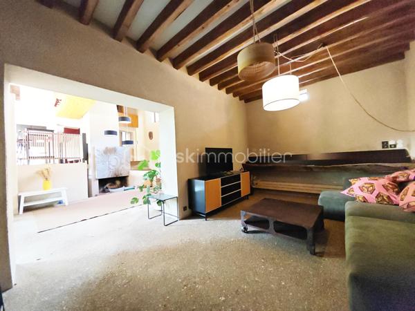A moins de 15 minutes de Nemours et de Montereau Fault Yonne, sur la commune de Lorrez le bocage.

Sur un terrain de 836m², conçue par un Architect de renommé, cette maison vous offre une esthétique unique et éblouissante.
Chaque détail a été soigneusement pensé pour créer une œuvre d'art vivante.

Au rdc: Une entrée donnant accès au Séjour/salle à manger, une cuisine avec accès direct à la terrasse, un coin cheminée, une suite parentale donnant accès au jardin, un espace bureau, un WC séparé avec lave main, une chaufferie buanderie, une cave.

A l'étage: un espace palier vous accueillent, donnant accès à une passerelle qui vous emmène a une première chambre. A l'autre bout du palier, une chambre avec salle de douche, un bureau, une autre chambre avec salle de douche/WC, un WC séparé.

Au grenier: ex chambre du personnels, il est possible de créer une grande chambre.

Un grand garage avec porte automatique et préau.