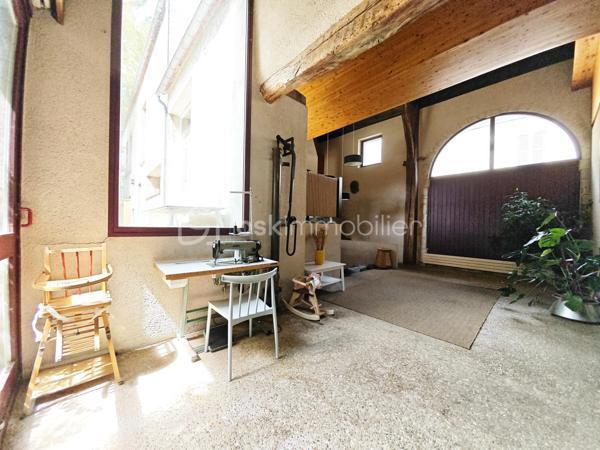 A moins de 15 minutes de Nemours et de Montereau Fault Yonne, sur la commune de Lorrez le bocage.

Sur un terrain de 836m², conçue par un Architect de renommé, cette maison vous offre une esthétique unique et éblouissante.
Chaque détail a été soigneusement pensé pour créer une œuvre d'art vivante.

Au rdc: Une entrée donnant accès au Séjour/salle à manger, une cuisine avec accès direct à la terrasse, un coin cheminée, une suite parentale donnant accès au jardin, un espace bureau, un WC séparé avec lave main, une chaufferie buanderie, une cave.

A l'étage: un espace palier vous accueillent, donnant accès à une passerelle qui vous emmène a une première chambre. A l'autre bout du palier, une chambre avec salle de douche, un bureau, une autre chambre avec salle de douche/WC, un WC séparé.

Au grenier: ex chambre du personnels, il est possible de créer une grande chambre.

Un grand garage avec porte automatique et préau.