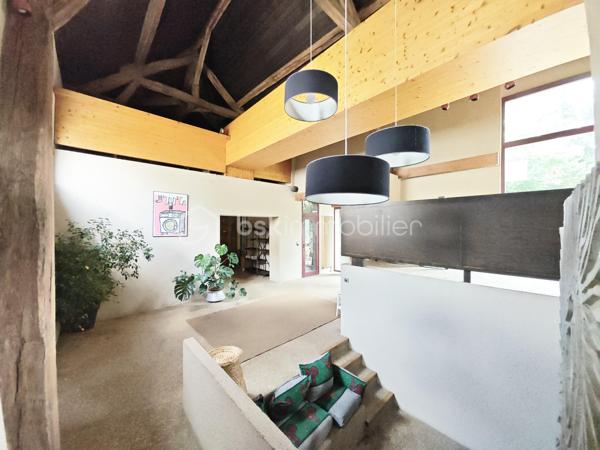 A moins de 15 minutes de Nemours et de Montereau Fault Yonne, sur la commune de Lorrez le bocage.

Sur un terrain de 836m², conçue par un Architect de renommé, cette maison vous offre une esthétique unique et éblouissante.
Chaque détail a été soigneusement pensé pour créer une œuvre d'art vivante.

Au rdc: Une entrée donnant accès au Séjour/salle à manger, une cuisine avec accès direct à la terrasse, un coin cheminée, une suite parentale donnant accès au jardin, un espace bureau, un WC séparé avec lave main, une chaufferie buanderie, une cave.

A l'étage: un espace palier vous accueillent, donnant accès à une passerelle qui vous emmène a une première chambre. A l'autre bout du palier, une chambre avec salle de douche, un bureau, une autre chambre avec salle de douche/WC, un WC séparé.

Au grenier: ex chambre du personnels, il est possible de créer une grande chambre.

Un grand garage avec porte automatique et préau.
