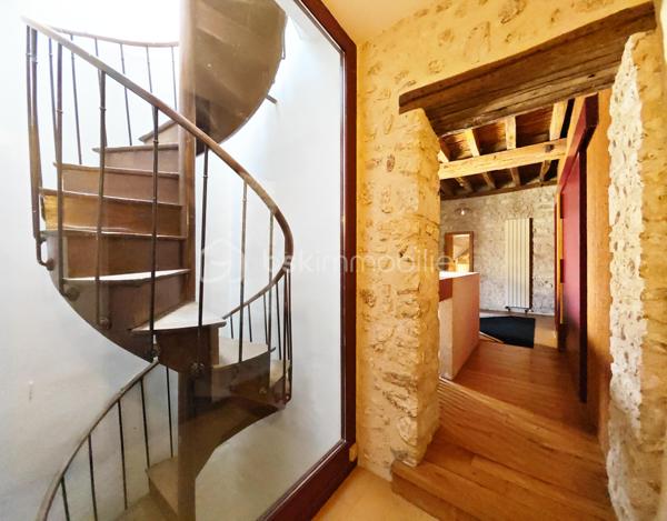 A moins de 15 minutes de Nemours et de Montereau Fault Yonne, sur la commune de Lorrez le bocage.

Sur un terrain de 836m², conçue par un Architect de renommé, cette maison vous offre une esthétique unique et éblouissante.
Chaque détail a été soigneusement pensé pour créer une œuvre d'art vivante.

Au rdc: Une entrée donnant accès au Séjour/salle à manger, une cuisine avec accès direct à la terrasse, un coin cheminée, une suite parentale donnant accès au jardin, un espace bureau, un WC séparé avec lave main, une chaufferie buanderie, une cave.

A l'étage: un espace palier vous accueillent, donnant accès à une passerelle qui vous emmène a une première chambre. A l'autre bout du palier, une chambre avec salle de douche, un bureau, une autre chambre avec salle de douche/WC, un WC séparé.

Au grenier: ex chambre du personnels, il est possible de créer une grande chambre.

Un grand garage avec porte automatique et préau.