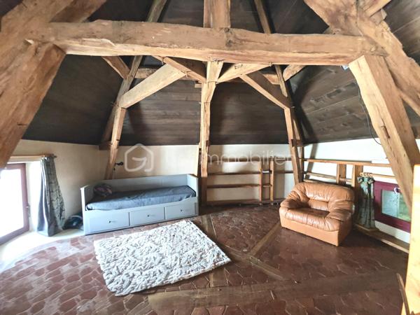 A moins de 15 minutes de Nemours et de Montereau Fault Yonne, sur la commune de Lorrez le bocage.

Sur un terrain de 836m², conçue par un Architect de renommé, cette maison vous offre une esthétique unique et éblouissante.
Chaque détail a été soigneusement pensé pour créer une œuvre d'art vivante.

Au rdc: Une entrée donnant accès au Séjour/salle à manger, une cuisine avec accès direct à la terrasse, un coin cheminée, une suite parentale donnant accès au jardin, un espace bureau, un WC séparé avec lave main, une chaufferie buanderie, une cave.

A l'étage: un espace palier vous accueillent, donnant accès à une passerelle qui vous emmène a une première chambre. A l'autre bout du palier, une chambre avec salle de douche, un bureau, une autre chambre avec salle de douche/WC, un WC séparé.

Au grenier: ex chambre du personnels, il est possible de créer une grande chambre.

Un grand garage avec porte automatique et préau.
