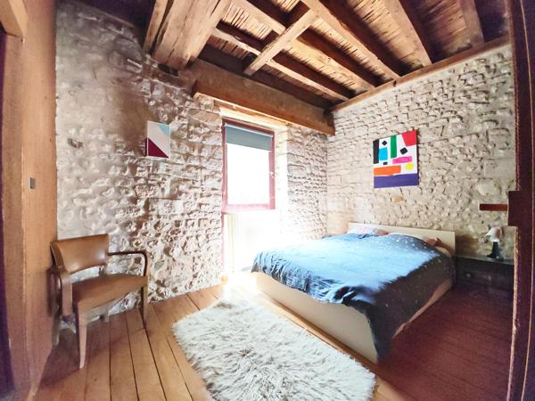 A moins de 15 minutes de Nemours et de Montereau Fault Yonne, sur la commune de Lorrez le bocage.

Sur un terrain de 836m², conçue par un Architect de renommé, cette maison vous offre une esthétique unique et éblouissante.
Chaque détail a été soigneusement pensé pour créer une œuvre d'art vivante.

Au rdc: Une entrée donnant accès au Séjour/salle à manger, une cuisine avec accès direct à la terrasse, un coin cheminée, une suite parentale donnant accès au jardin, un espace bureau, un WC séparé avec lave main, une chaufferie buanderie, une cave.

A l'étage: un espace palier vous accueillent, donnant accès à une passerelle qui vous emmène a une première chambre. A l'autre bout du palier, une chambre avec salle de douche, un bureau, une autre chambre avec salle de douche/WC, un WC séparé.

Au grenier: ex chambre du personnels, il est possible de créer une grande chambre.

Un grand garage avec porte automatique et préau.