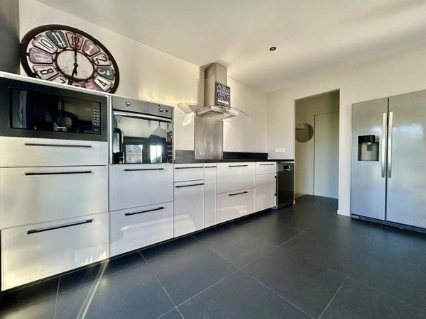 MAISON T5 TRAVERSANTE AVEC PISCINE et dépendance