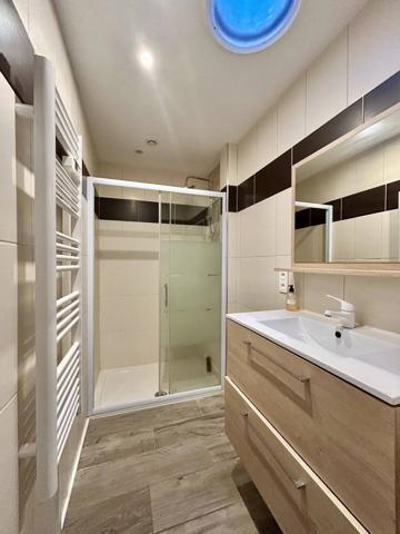 MAISON T5 TRAVERSANTE AVEC PISCINE et dépendance