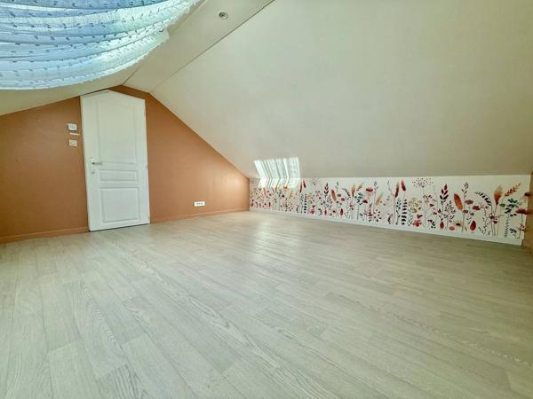 MAISON T5 TRAVERSANTE AVEC PISCINE et dépendance