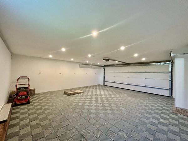 MAISON T5 TRAVERSANTE AVEC PISCINE et dépendance