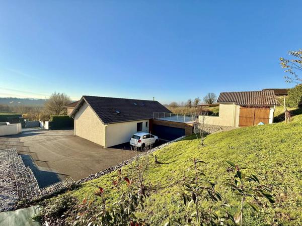 MAISON T5 TRAVERSANTE AVEC PISCINE et dépendance