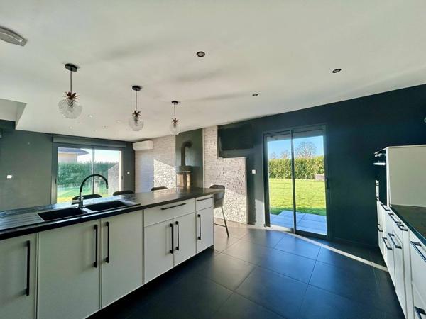 MAISON T5 TRAVERSANTE AVEC PISCINE et dépendance