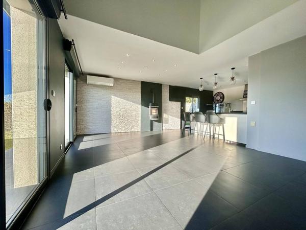 MAISON T5 TRAVERSANTE AVEC PISCINE et dépendance