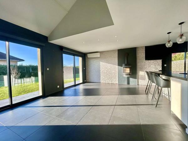 MAISON T5 TRAVERSANTE AVEC PISCINE et dépendance