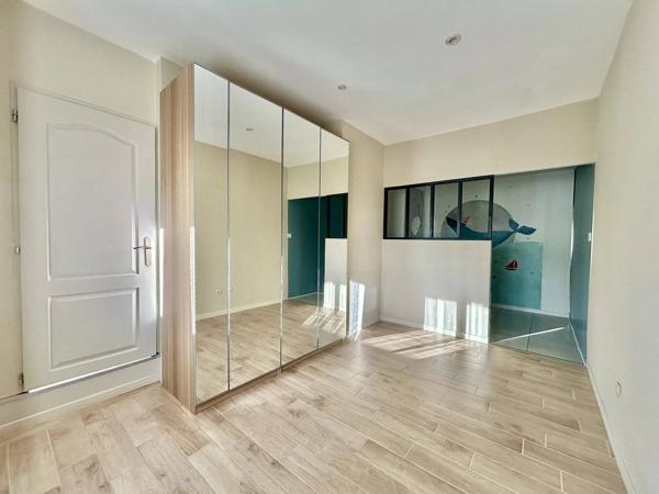 MAISON T5 TRAVERSANTE AVEC PISCINE et dépendance