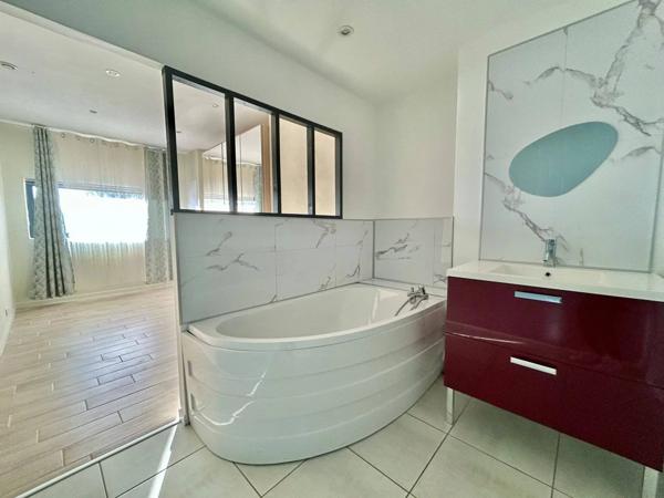 MAISON T5 TRAVERSANTE AVEC PISCINE et dépendance