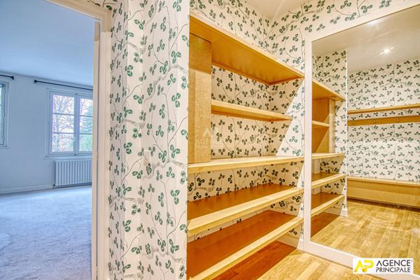 Versailles Glatigny Appartement d'exception 6 pièces duplex 184.40 m² situé au 1er et dernier étage d'une propriété divisée. En dépendance: 2 caves, chambre de service, jardin arboré et place de parking €1 620 000 ** - Référence 26620