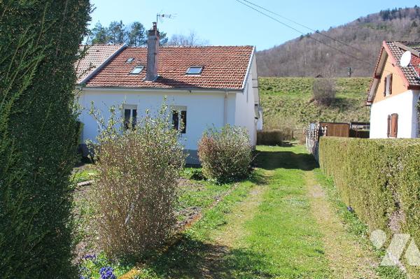 Maison de 70m²,  mitoyenne d'un côté, sur un terrain de 518m² avec dépendance et potager.