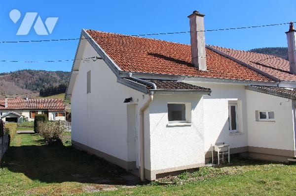 Maison de 70m²,  mitoyenne d'un côté, sur un terrain de 518m² avec dépendance et potager.