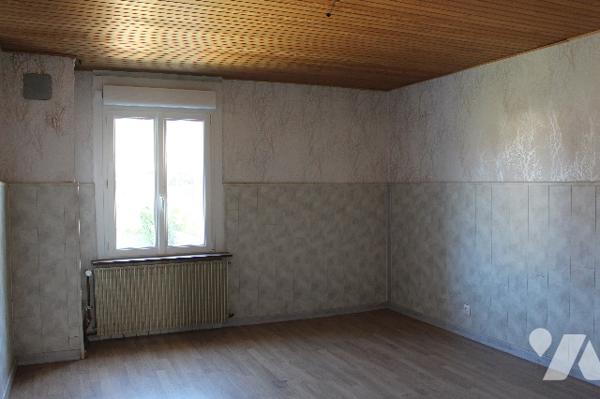 Maison de 70m²,  mitoyenne d'un côté, sur un terrain de 518m² avec dépendance et potager.