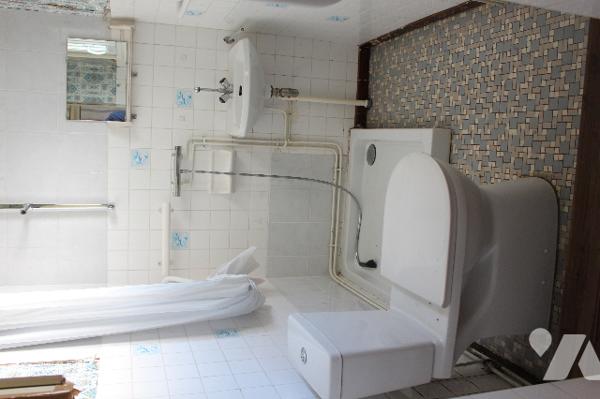 Maison de 70m²,  mitoyenne d'un côté, sur un terrain de 518m² avec dépendance et potager.