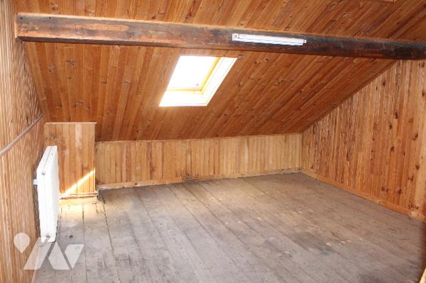 Maison de 70m²,  mitoyenne d'un côté, sur un terrain de 518m² avec dépendance et potager.