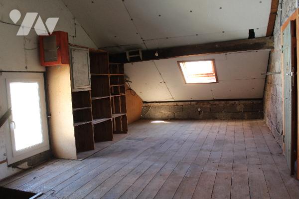 Maison de 70m²,  mitoyenne d'un côté, sur un terrain de 518m² avec dépendance et potager.