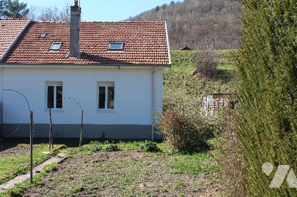 Maison de 70m²,  mitoyenne d'un côté, sur un terrain de 518m² avec dépendance et potager.