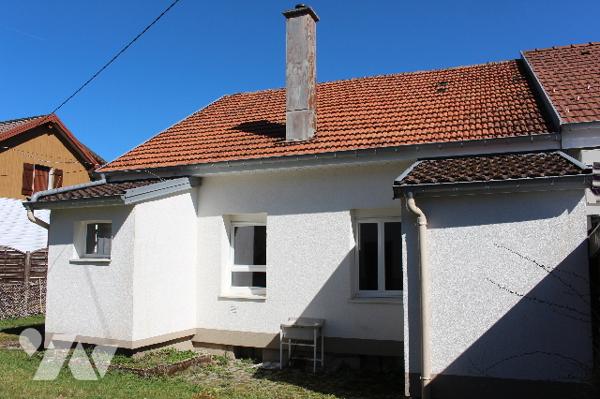 Maison de 70m²,  mitoyenne d'un côté, sur un terrain de 518m² avec dépendance et potager.