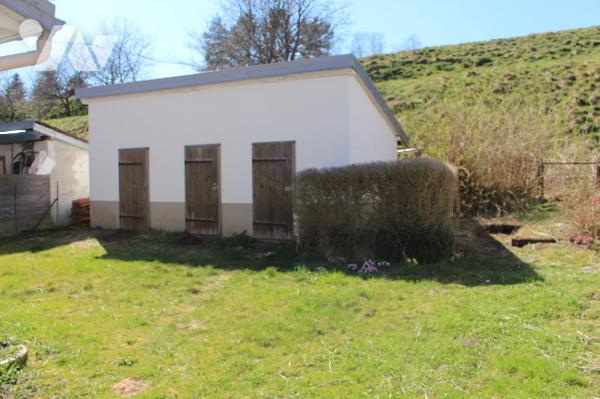 Maison de 70m²,  mitoyenne d'un côté, sur un terrain de 518m² avec dépendance et potager.