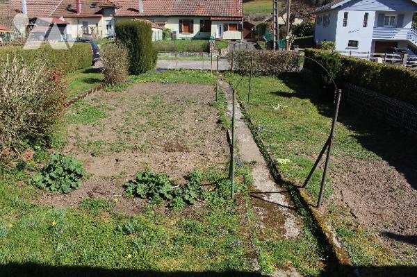 Maison de 70m²,  mitoyenne d'un côté, sur un terrain de 518m² avec dépendance et potager.