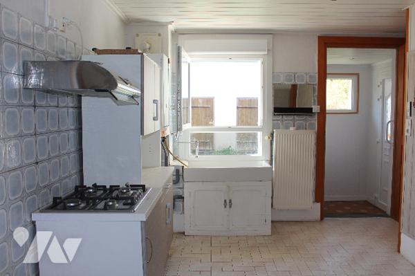 Maison de 70m²,  mitoyenne d'un côté, sur un terrain de 518m² avec dépendance et potager.